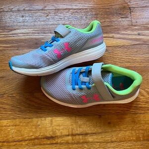 NWT Under Armour Unisex-Child Pre School Surge size 13.5
